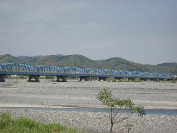 山をバックに撮影した大井川橋の写真
