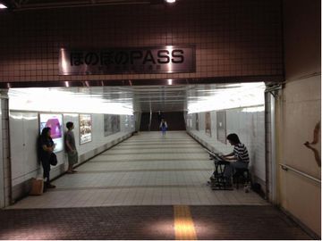 掛川駅の南北連絡地下道でキーボードを演奏している男性と聴いている人