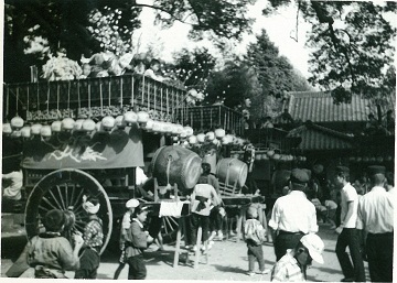 50年前のモノクロ写真で、山車を見ている人たちの様子