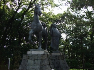 馬と人の銅像の画像