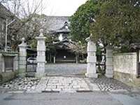 大日本報徳社。門を正面から撮影している
