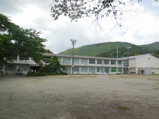 旧原泉小学校の校舎と校庭の写真