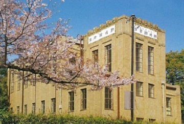 桜と報徳図書館の外観写真