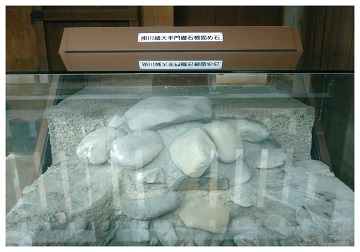 大きくて重量のある掛川城大手門を支えるため、基礎に使われた、そせきねがため石の画像