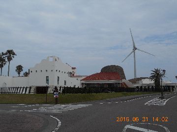 地中海風の大東温泉シートピアと奥に風力発電の風車が写っている写真