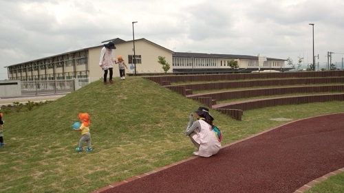 築山や芝生で遊ぶ子供たち