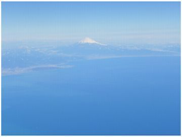飛行機の中から見た駿河湾ごしの富士山