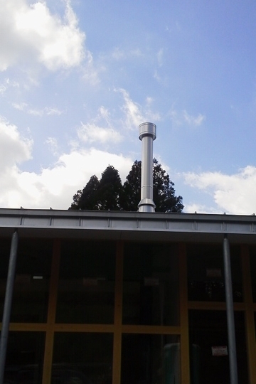 青空に映える屋根の上の煙突