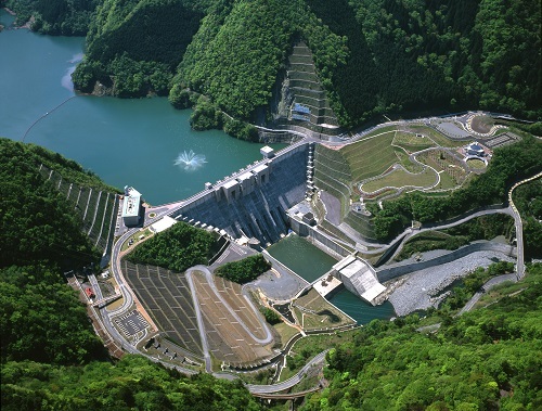 長島ダムを上空から撮った写真。中央にダムがあり、駐車場や広場も見える。