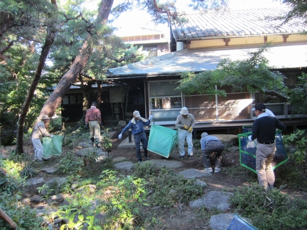 松ヶ岡の主屋と庭園を清掃する市民ら