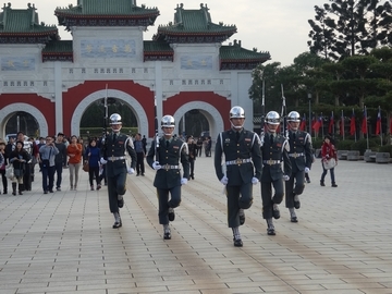 台湾の観光地、忠烈祠の前で行われる衛兵の交替式の様子