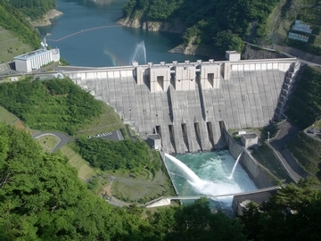 上空から見た長島ダムの写真
