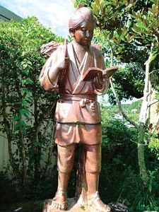 原田小学校に設置されている二宮金次郎像