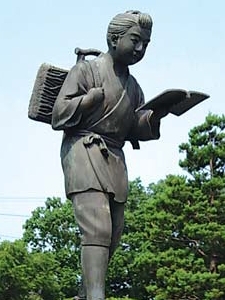 曽我小学校に設置されている二宮金次郎像