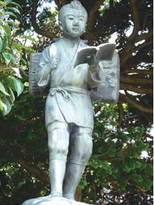 第一小学校に設置されている二宮金次郎像