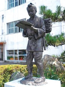 日坂小学校に設置されている二宮金次郎像