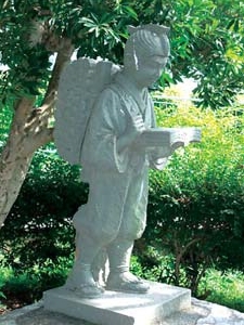 東山口小学校に設置されている二宮金次郎像