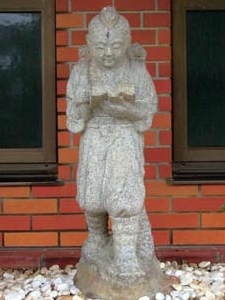 佐束小学校に設置されている二宮金次郎像