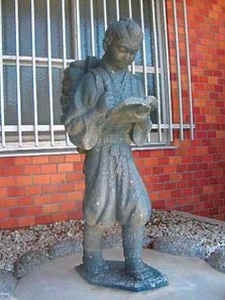 中小学校に設置されている二宮金次郎像