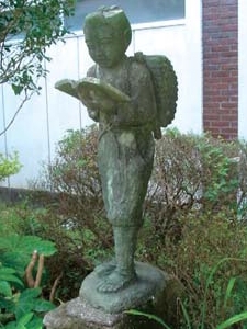 大坂小学校に設置されている二宮金次郎像