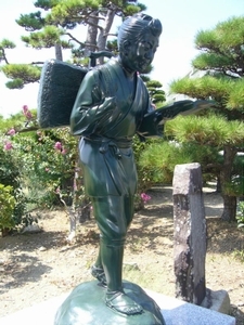 大渕小学校に設置されている二宮金次郎像