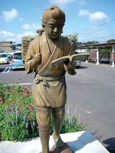 桜が丘中学校に設置されている二宮金次郎像