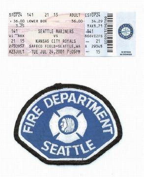 メジャーリーグ観戦チケットとシアトル消防署で頂いたワッペン