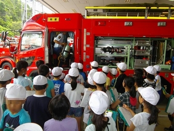 消防車と職員を児童が見ている様子