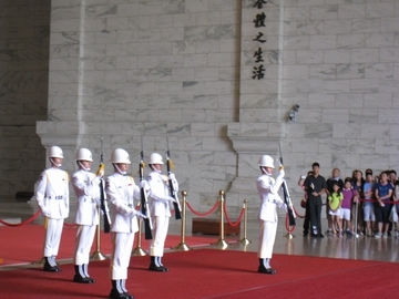 忠烈祠で真っ白の制服を着た5人の衛兵とその様子を奥で見学をしている人