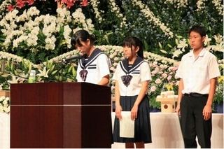 中学生3人が掛川市平和祈念式の壇上に立つ画像