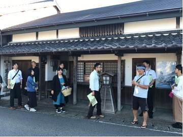 遠州横須賀街道を見学する人々