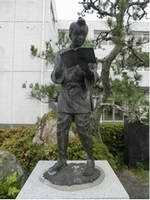 日坂小学校の二宮金次郎像