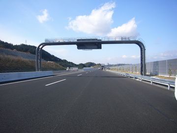 新しい高速道路と案内標識