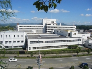 道路側から撮影した病院の画像