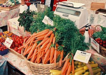 収穫された野菜を市場で売っている様子の写真