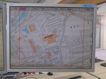 消防指令センターのモニター画面には掛川市役所周辺の地図が写しだされていている
