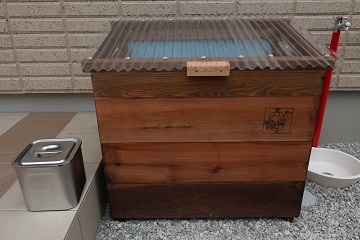 木箱に透明の蓋がつけられた生ごみ処理器。きんじろうくんの焼き印も入っている。