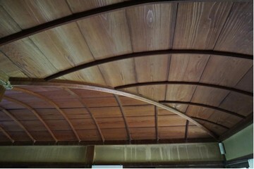 蒲鉾形天井の直角に交差する部分はとても手が込んでいて美しいつくりになっている