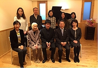 今田篤さん（中央）を囲んで10人での記念写真