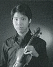 日比恵三さんがヴァイオリンを手に持っている写真