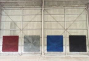 左からワインレッド、グレー、ブルー、ブラックの四角が並べられている作品の写真