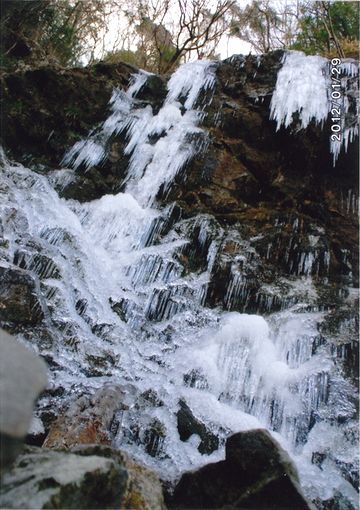 1月に大垂滝の真下から氷結を見たようす