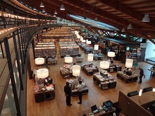 武雄市図書館内を上から撮影した画像