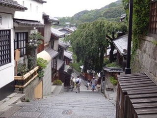 京町屋の風情の画像で、坂を歩く人たちがある