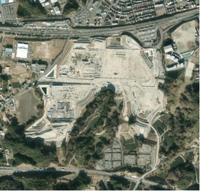 平成23年12月工事中の様子を上空から捉えた画像　木々などが撤去され更地となっている様子がわかる