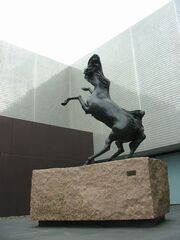 アートハウスの玄関横に、迫力ある馬のブロンズの巨像の写真