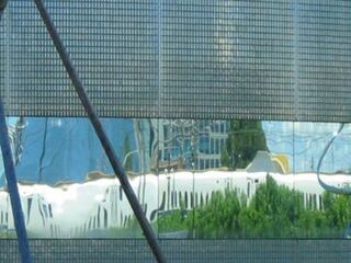 アートハウスの一面のガラスに停まっていた新幹線の姿が写っている写真