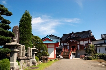 鶴岡市南岳寺本殿を正面から見た写真