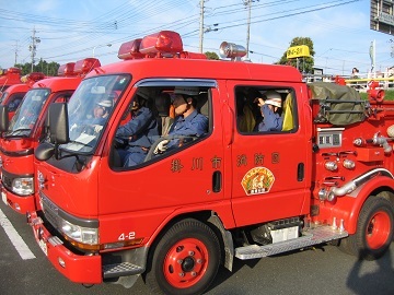 消防自動車に乗る消防団員たち