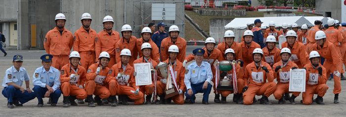 県消防学校に於いて掛川市消防本部救助隊がチャンピオンになった記念集合写真